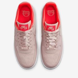 Nike women’s pink and white shoes new in box never worn